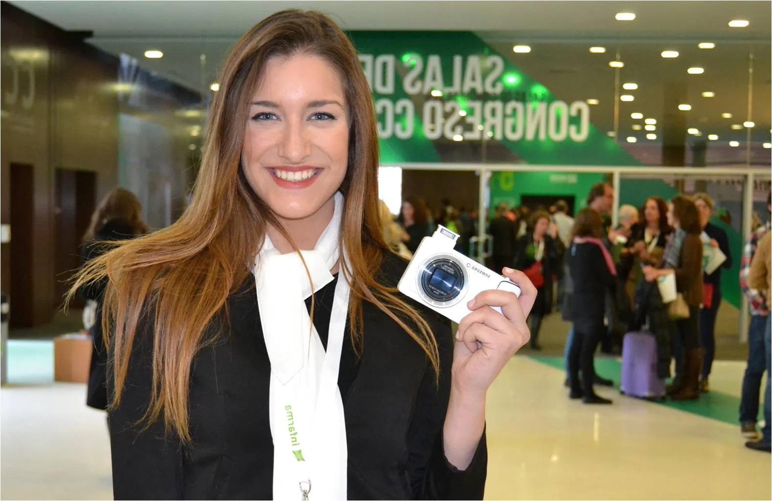 Azafata atendiendo en un evento